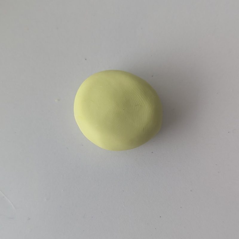 松葉色で着色した皮用の粘土